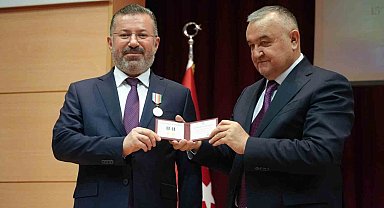 Türkiye'de ilk kez bir rektör "TÜRKSOY 30. Yıl" madalyası aldı
