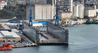 Türkiye'de üretilen en büyük yüzer havuz Haydarpaşa Limanı'nda: Dev yüzer dron kamerasıyla görüntülendi