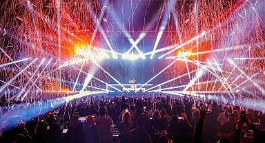 Türkiye'nin en büyük iç mekan sahnesinde beş bin kişilik "Fashion Party" düzenlendi