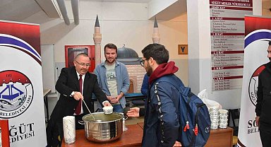 Üniversite öğrencilere sıcak çorbayı tek tek ikram etti