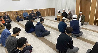 Üniversite öğrencileri şehitler ve Filistin'de hayatını kaybedenler için Kur'an-ı Kerim okudu, dua etti
