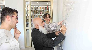 Üniversitelilerden, 4. defa DGS'ye hazırlanan Yaşar dedeye özel matematik dersi