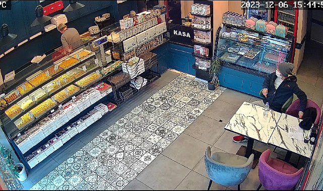 Ünlü baklavacıda kaşla göz arası hırsızlık kamerada: Tatlı siparişi verip cüzdanı çaldı