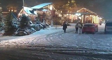 Ünlü turizm merkezi Kartepe'de kar yağışı etkili oluyor