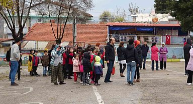 Uşak'ta ilkokulda çıkan yangında 1 kişi dumandan etkilendi
