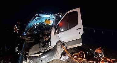 Uşak'ta kamyonet ile kamyon çarpıştı: 1 ölü