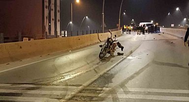 Üst geçitte ilerleyen SUV araç motosiklete çarptı: 2 ölü
