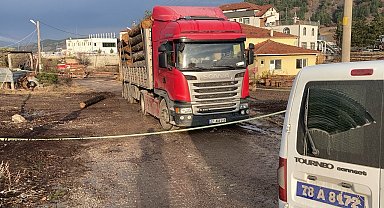 Üzerine tomruk düşen sürücü hayatını kaybetti