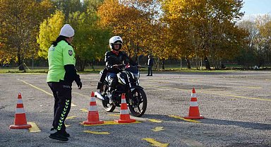 Uzman polisler, meslektaşlarına motosiklet eğitimi veriyor