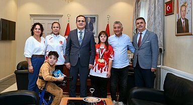 Vali Akbıyık, şampiyon Elif'e altın hediye etti