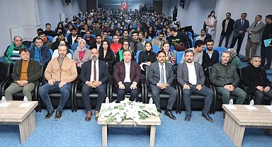 Vali Aydoğan, Eczacılık Fakültesi öğrencileriyle söyleşide bulundu