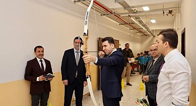 Vali Aygöl öğrencilerle birlikte ok attı