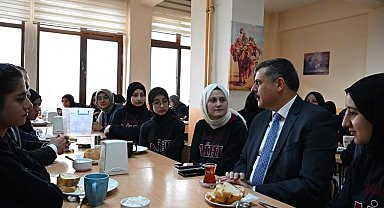 Vali Çiftçi öğrencilerle buluştu