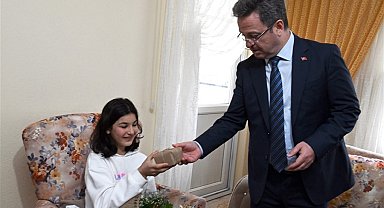 Vali Enver Ünlü ve Eşi Sema Ünlü'den kaza sonucu yaralanan kıza moral ziyareti