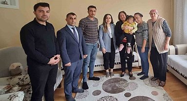 Vali Enver Ünlü'nün eşi Sema Ünlü'den koruyucu aileye ziyaret