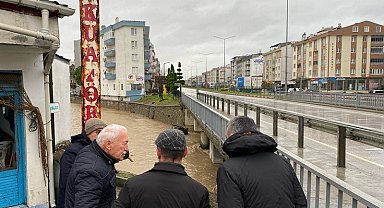 Vali İlhami Aktaş, taşkın olan yerlerde incelemelerde bulundu