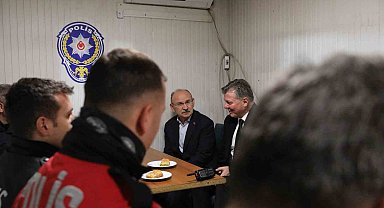 Vali Karadeniz yılbaşında uygulama yapan polis ve jandarma ekiplerini ziyaret etti