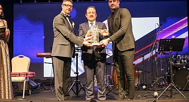 Vali Pehlivan'a 'Yılın bürokratı' ödülü