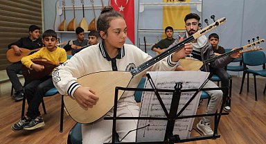 Van Büyükşehir Belediyesinin bağlama kursuna yoğun ilgi