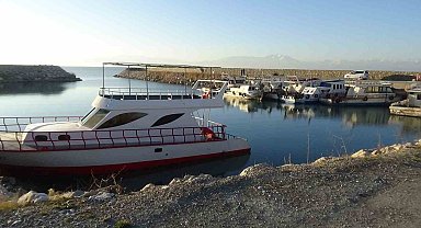 Van Gölü'nde sular çekilince, balıkçı tekneleri limanda mahsur kaldı
