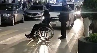 Van'da bilinçsiz sürücülere kızan engelli genç caddeyi trafiğe kapattı