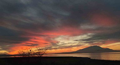 Van'da gökyüzü kızıla boyandı