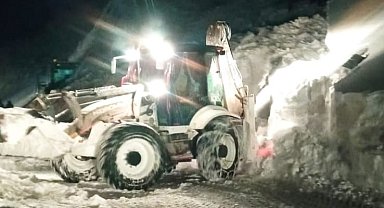 Van'da üzerine çığ düşen iş makinesi kurtarıldı