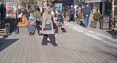 Vatandaşlar kış güneşini görünce dışarı akın etti