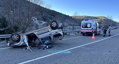 Virajı alamayan hafif ticari araç takla attı: 1 yaralı