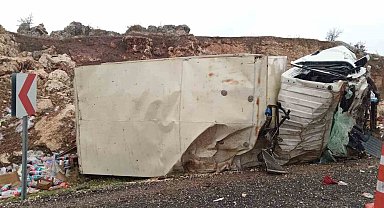 Virajı alamayan kamyon takla attı: 2 ağır yaralı