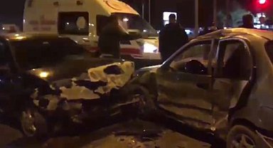 Virajı alamayan otomobil karşıdan gelen başka bir otomobil ile kafa kafaya çarpıştı: 3 yaralı