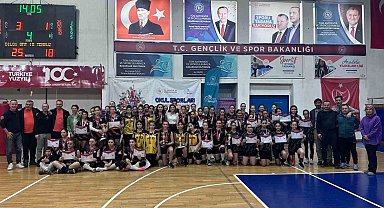 Voleybol şampiyonu Bilgi Ortaokulu oldu