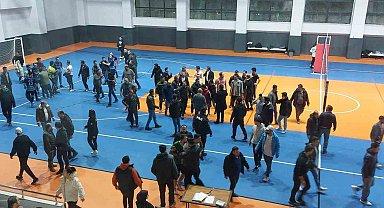 Voleybol turnuvasında saha karıştı, iki grup birbirine girdi