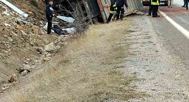 Yahyalı'da kamyon şarampole devrildi: 1 yaralı