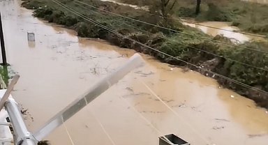 Yalova Çınarcık'ta dere taştı, evleri su bastı, mahsur kalan vatandaşı ekipler kurtardı