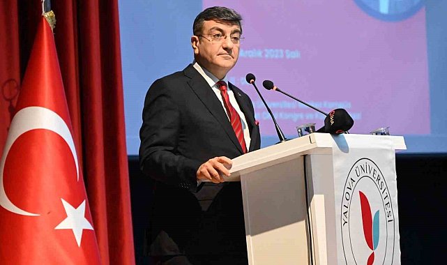 Yalova Üniversitesi'nin akademik yılı açılışının ilk dersi Prof. Dr. Hacısalihoğlu'ndan