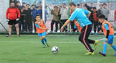 Yalova'da kurum müdürleri öğrencilerle futbol maçı yaptı