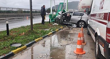 Yalova'da otomobil tabelaya çarptı, sürücü hayatını kaybetti