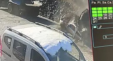Yamaçtan kopan kayalar araç üstüne düştü, o anlar güvenlik kamerasına yansıdı