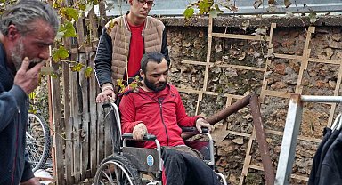 Yanan evdeki engelli genci ölümden babası kurtardı