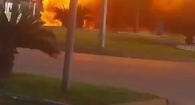 Yanan otomobil bomba gibi patladı