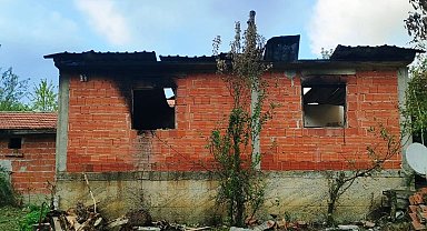 Yangında annesini kaybeden ve evi küle dönen vatandaş yardım bekliyor