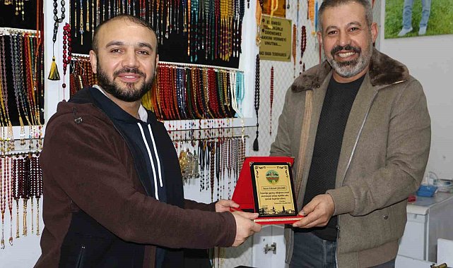 Yaptığı örnek davranışla gündeme gelen tespihciye DİKO'dan plaket