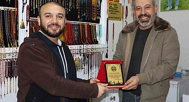 Yaptığı örnek davranışla gündeme gelen tespihciye DİKO'dan plaket