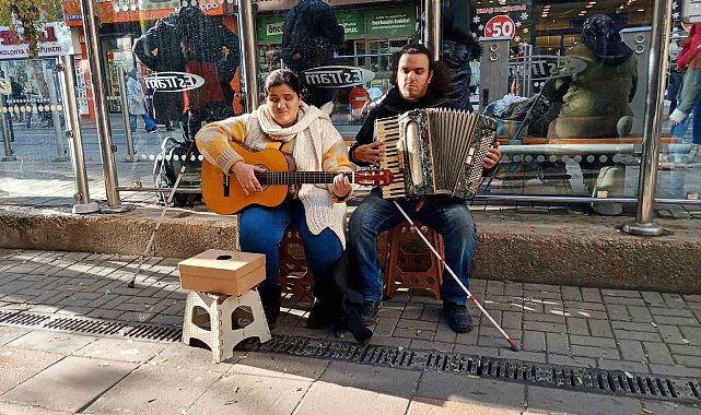 Yaz kış demeden sanatlarını devam ettiriyorlar