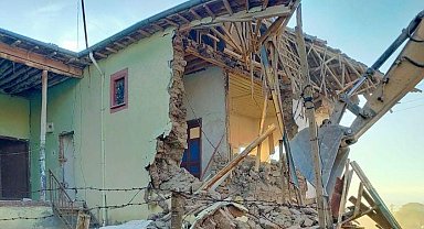 Yazıhan'daki ağır hasarlı evler yıkılıyor
