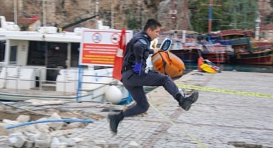 Yer: Antalya! Polisler ve sağlık görevlileri zamanla yarıştı! Giydiği mont hayatını kurtardı