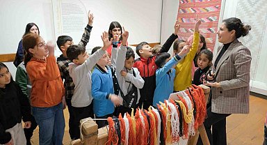 Yerli Malı Haftası'nda minik öğrenciler halı dokudu