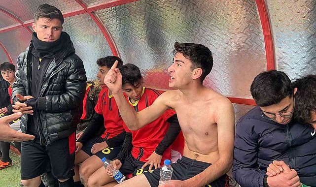 Yeşil sahada kavga: Öğrenciler maçı bıraktı, tekme ve sopayla birbirine girdi