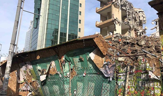 Yıkımı yapılan bina yola doğru çöktü: 1 yaralı